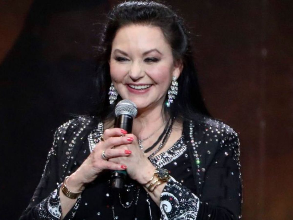 Crystal Gayle Bio Net Worth Salary Age Height Weight Wiki Health Facts And Family